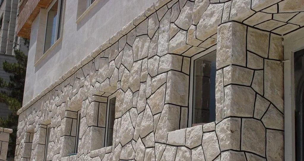 اشکال هندسی نامنظم حاصل از برش‌کاری در سنگ‌های مالون
